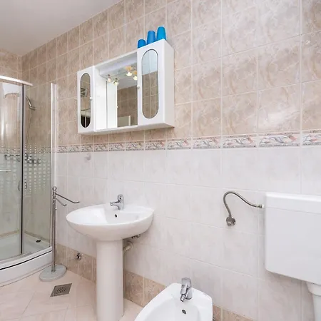 Lido - Three Bedroom House With Terrace