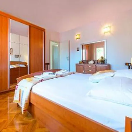 Lido - Three Bedroom House With Terrace *