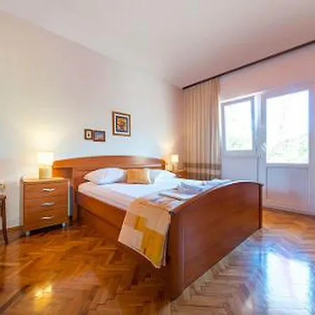 Lido - Three Bedroom House With Terrace *