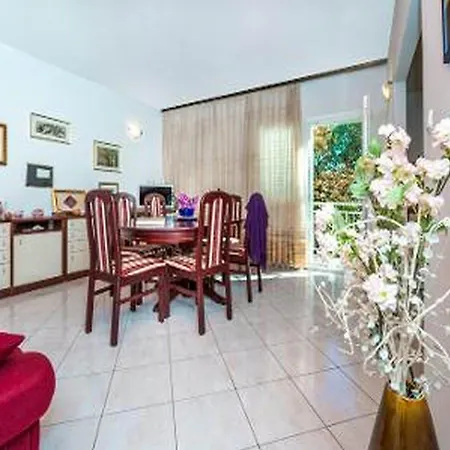 Lido - Three Bedroom House With Terrace