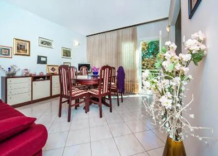 Lido - Three Bedroom House With Terrace